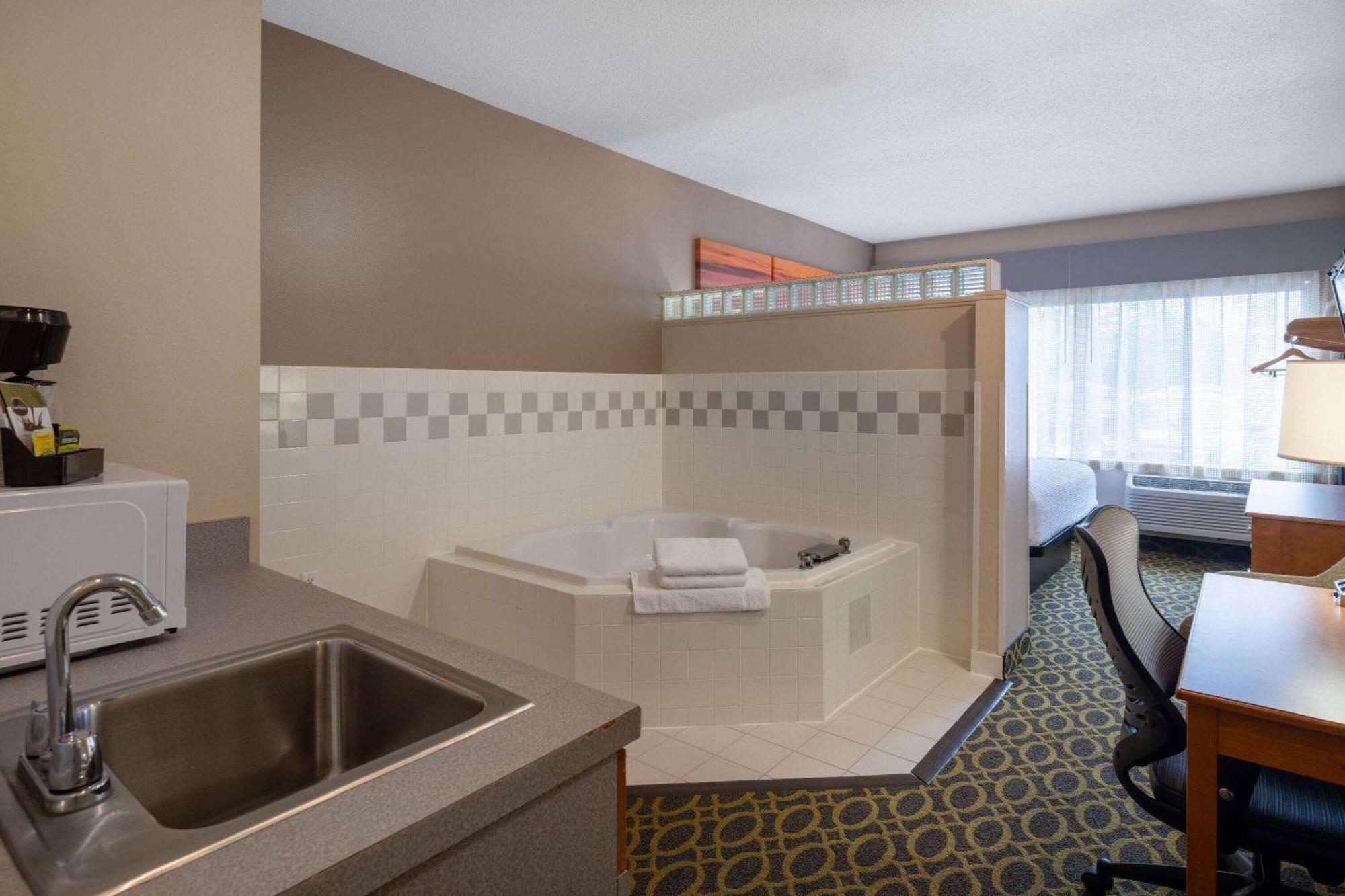 Days Inn & Suites By Wyndham MadisonMadison  Kültér fotó